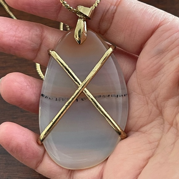 Natural banded scenic agate gold tone pendant & chain - Picture 8 of 8